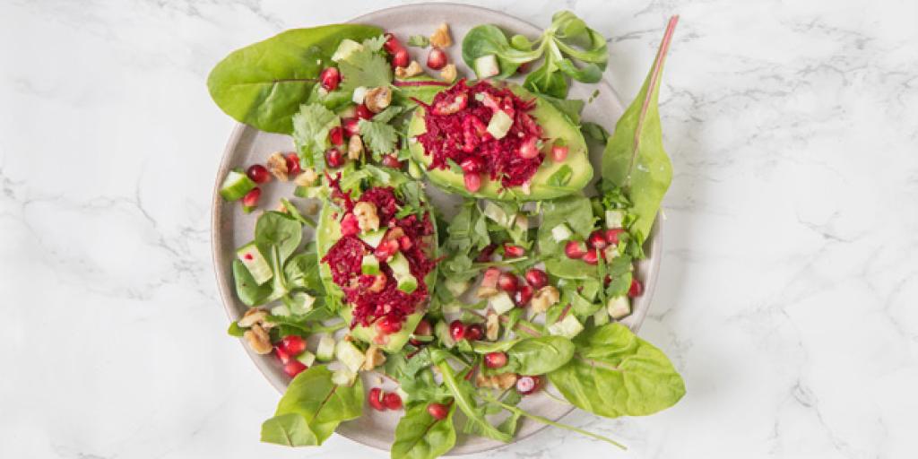 Gevulde avocado in het groen