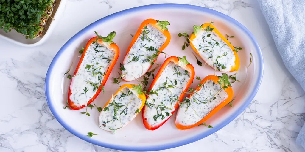 Paprika's gevuld met een heerlijke combi van zuivelspread light, Italiaanse kruiden, peper en tuinkers