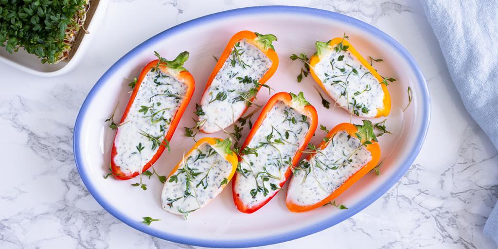 Paprika's gevuld met een heerlijke combi van zuivelspread light, Italiaanse kruiden, peper en tuinkers