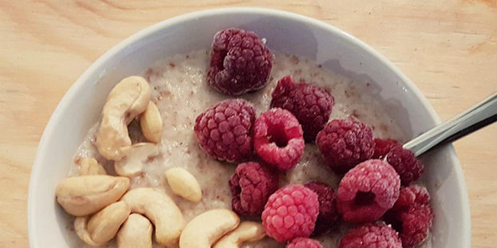 Volkoren graanontbijt met noten en fruit