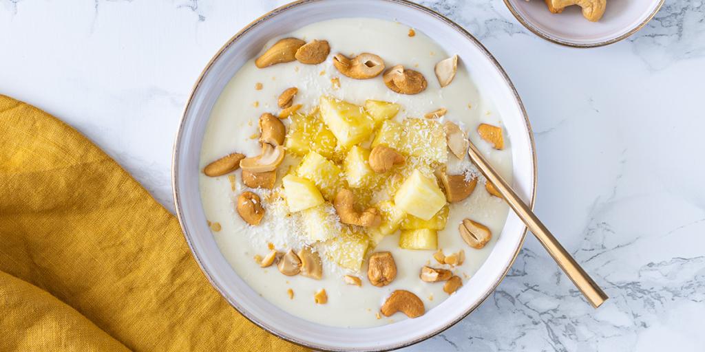 Schaaltje met Griekse yoghurt, ananas en cashewnoten