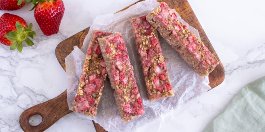 Foto havermoutrepen met aardbei