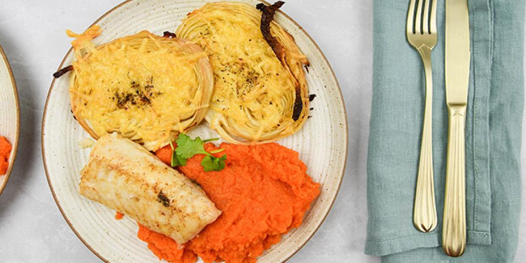 Gegratineerde koolsteaks met wortelpuree en heekfilet