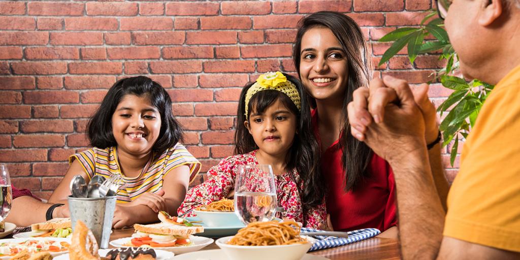 Hidostaanse familie aan het avondeten