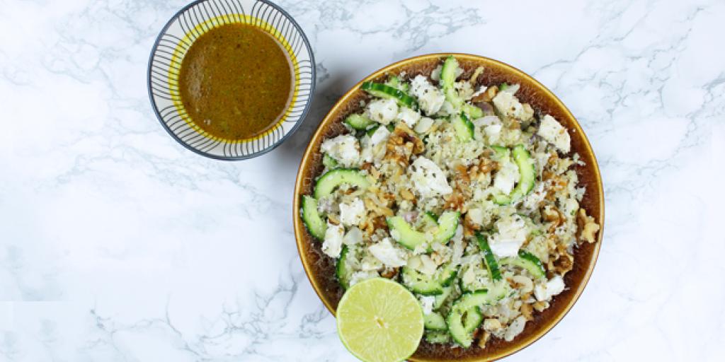 Foto van de Indiase salade met bloemkoolrijst, walnoten, geitenkaas en komkommer