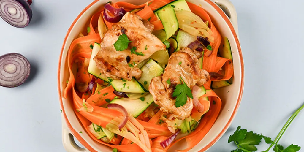 Kipdijbeenfilet met groentelinten en tuinkersdressing