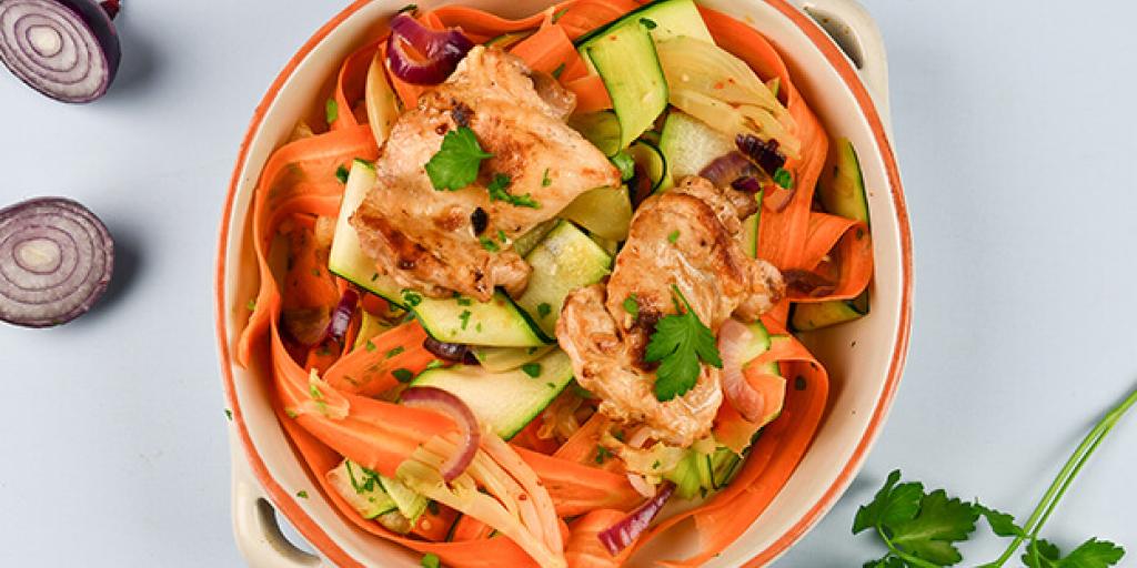 Kipdijbeenfilet met groentelinten en tuinkersdressing