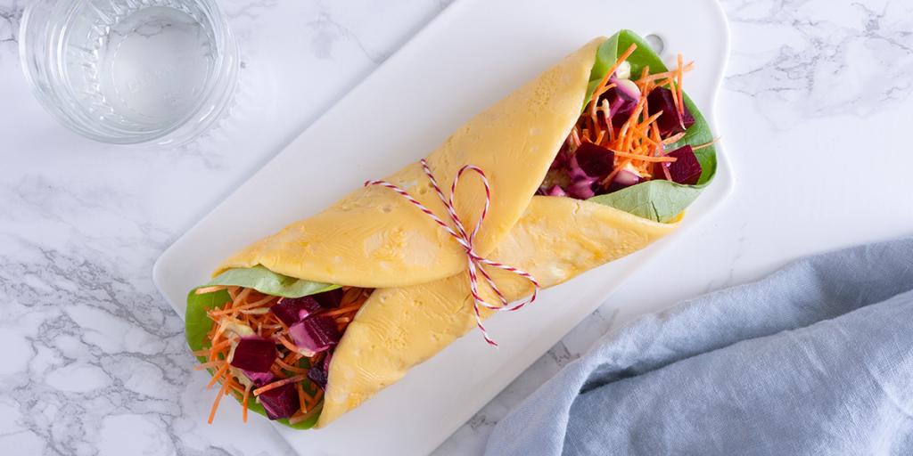 Kleurrijke eiwrap met rode biet en wortel