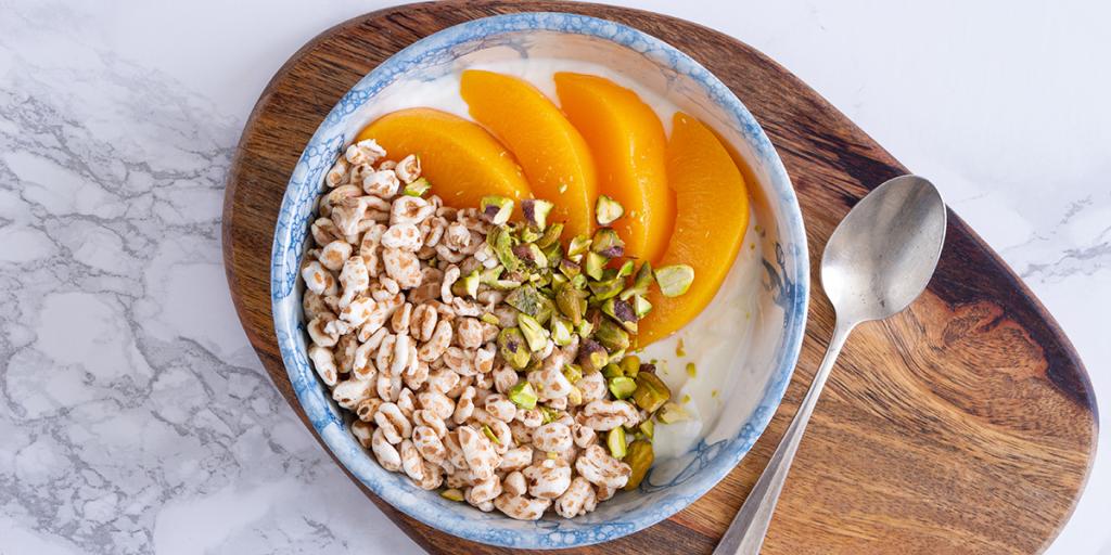 Kwark met perzik en pistache