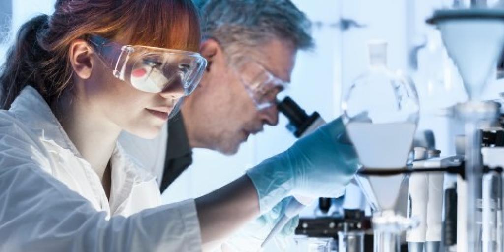 Foto van onderzoekers die werken in een laboratorium