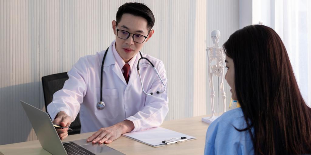 Foto Dokter geeft uitleg aan patiënt