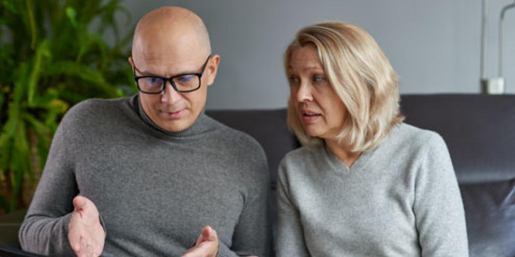Foto: Man en vrouw zittend op een bank