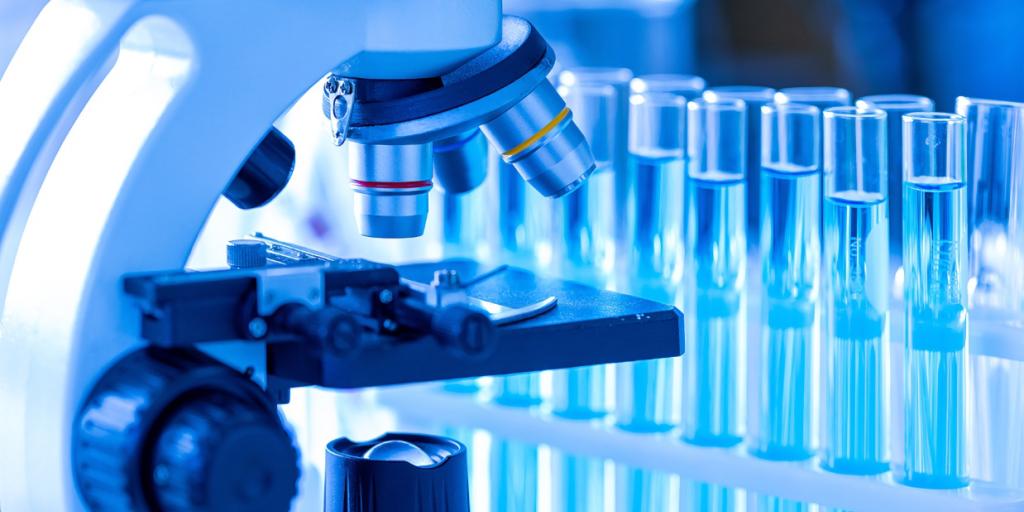 Microscoop en reageerbuisjes in een onderzoekslab