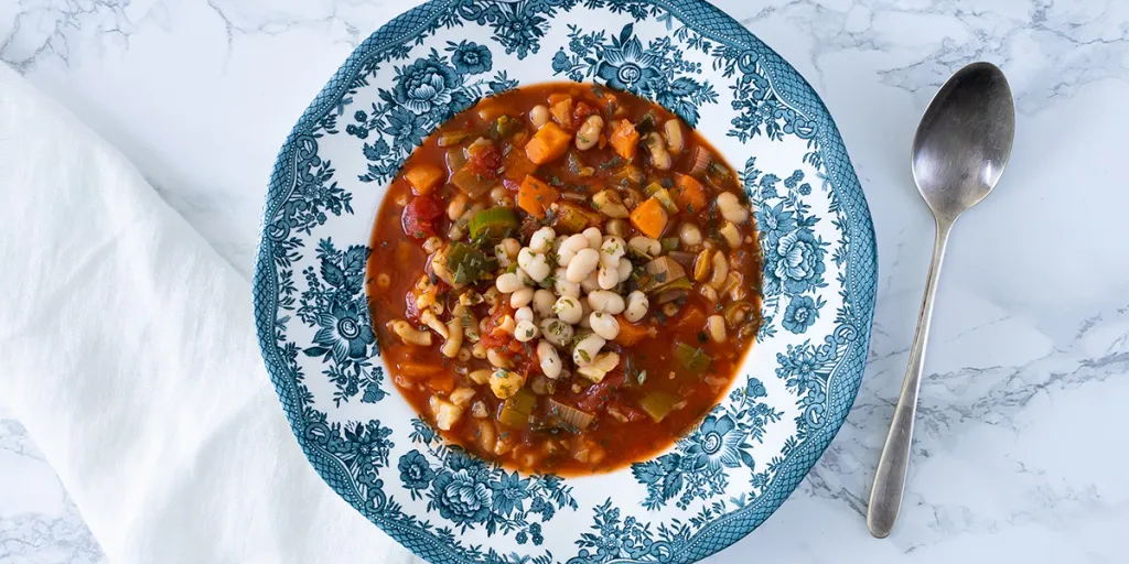 Minestronesoep  met tomaat, wortel, bonen