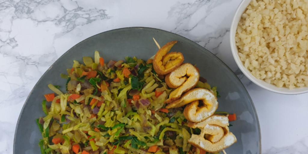 Nasi met omeletrolletjes