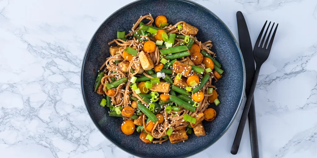 Noedels met tempeh, wortel en sesam