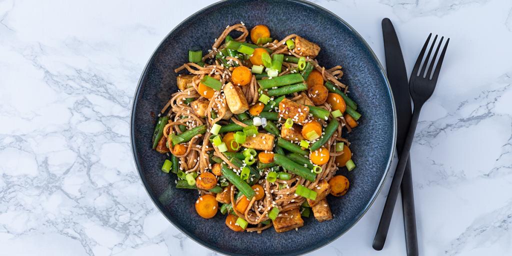 Noedels met tempeh, wortel en sesam