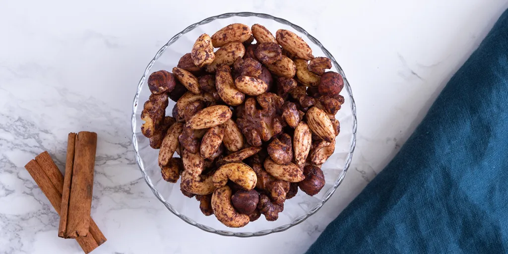 Bakje met noten met cacao en kaneel