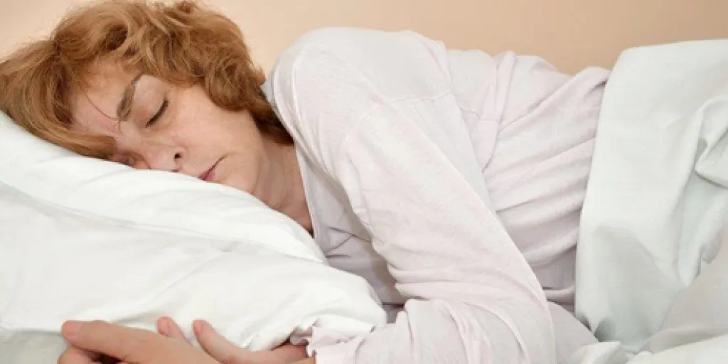 Foto vrouw in diepe slaap - ter illustratie van het onderzoek van Roumans