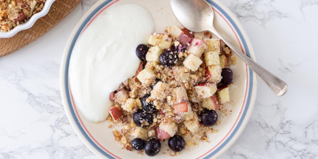 Crumble met appel en blauwe bes