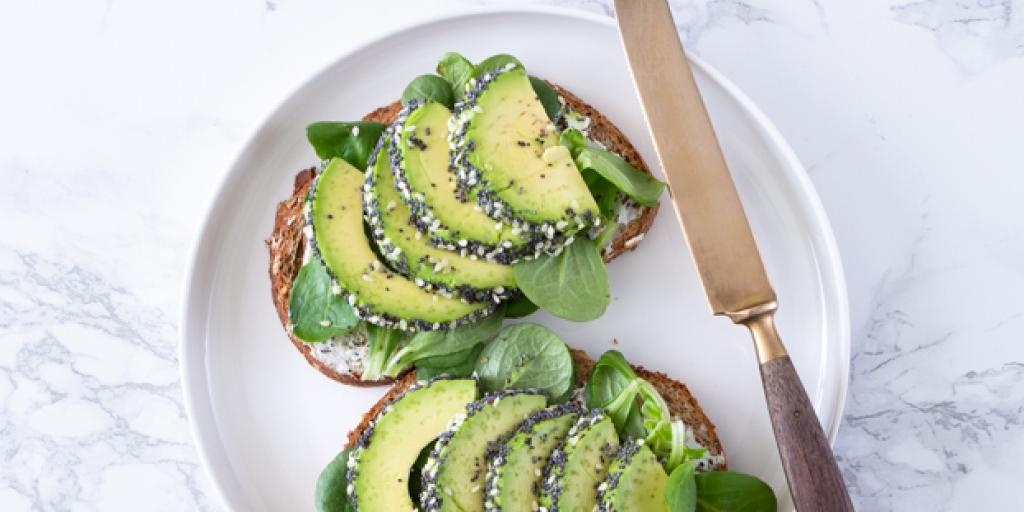 Geroosterde boterham met zuivelspread en avocado