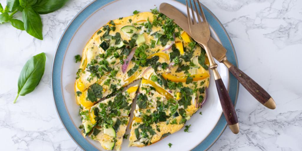 Groente-omelet met verse kruiden