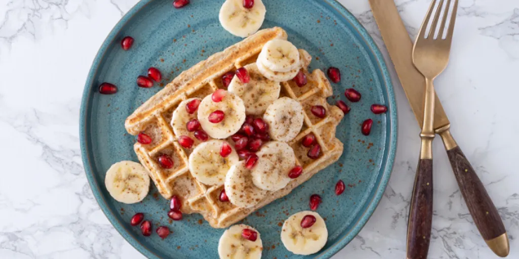 Ontbijtwafels met granaatappel