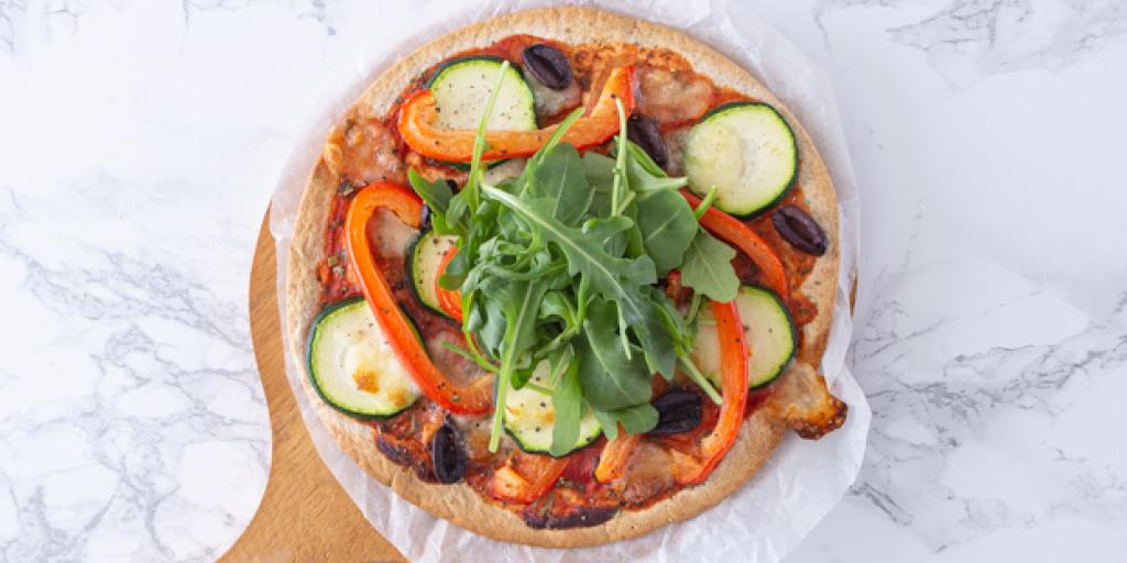 Tortillapizza met courgette en olijven