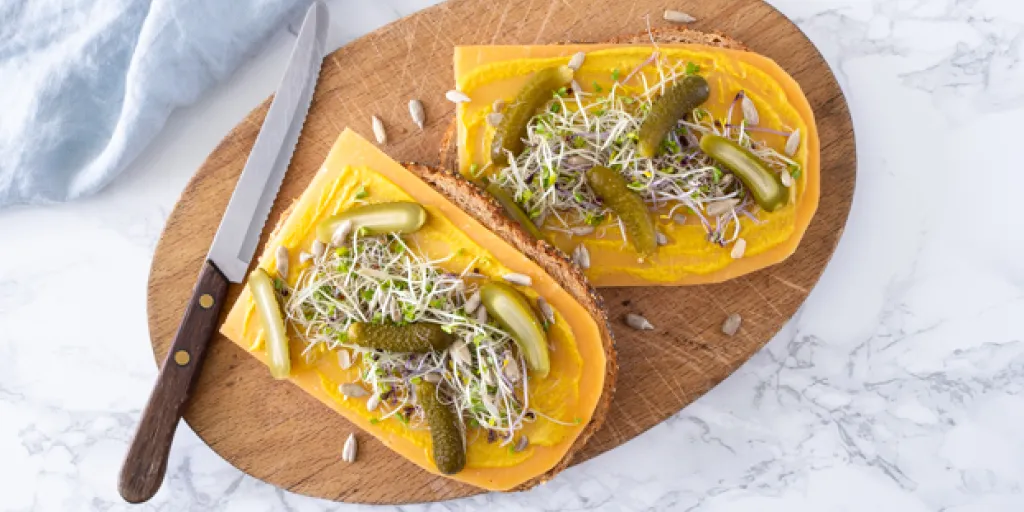 Volkorenbrood met oude kaas en mosterd