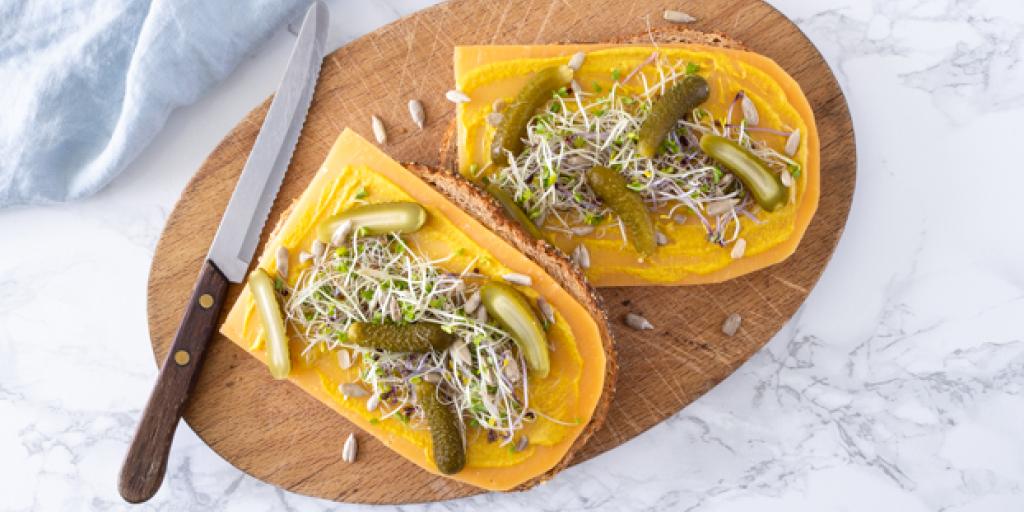 Volkorenbrood met oude kaas en mosterd