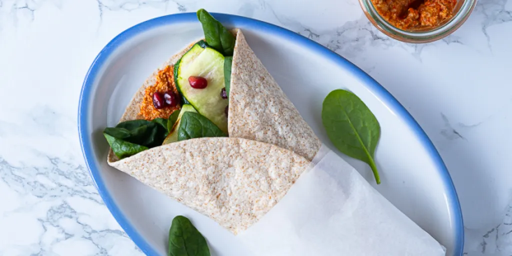 Wrap met muhamarra en gegrilde courgette