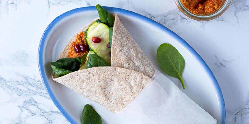 Wrap met muhamarra en gegrilde courgette