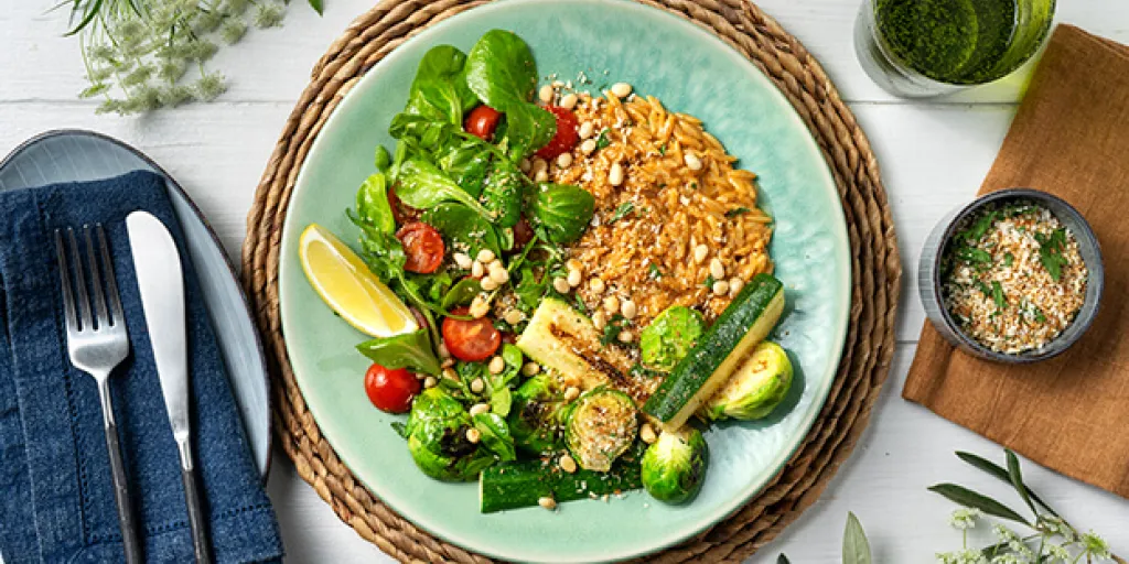 Orzo met krokante peterseliekruim en pijnboompitten