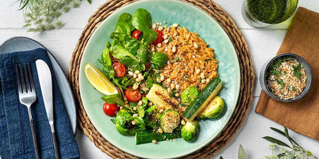 Orzo met krokante peterseliekruim en pijnboompitten