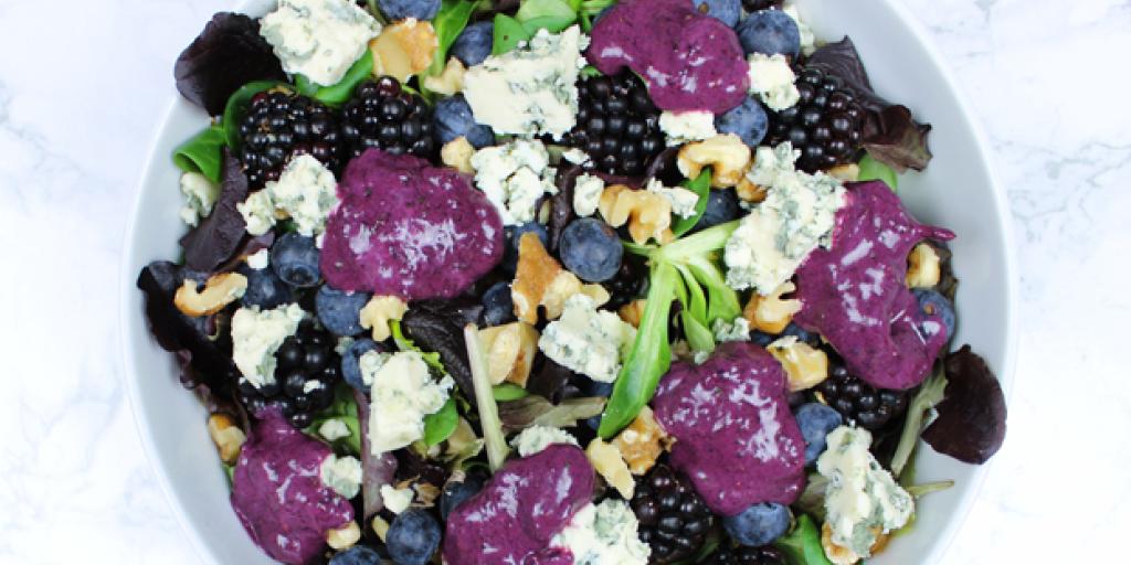 Paarse zomersalade met fruit