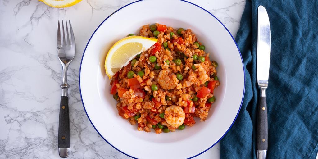 Paella van bloemkoolrijst met garnalen