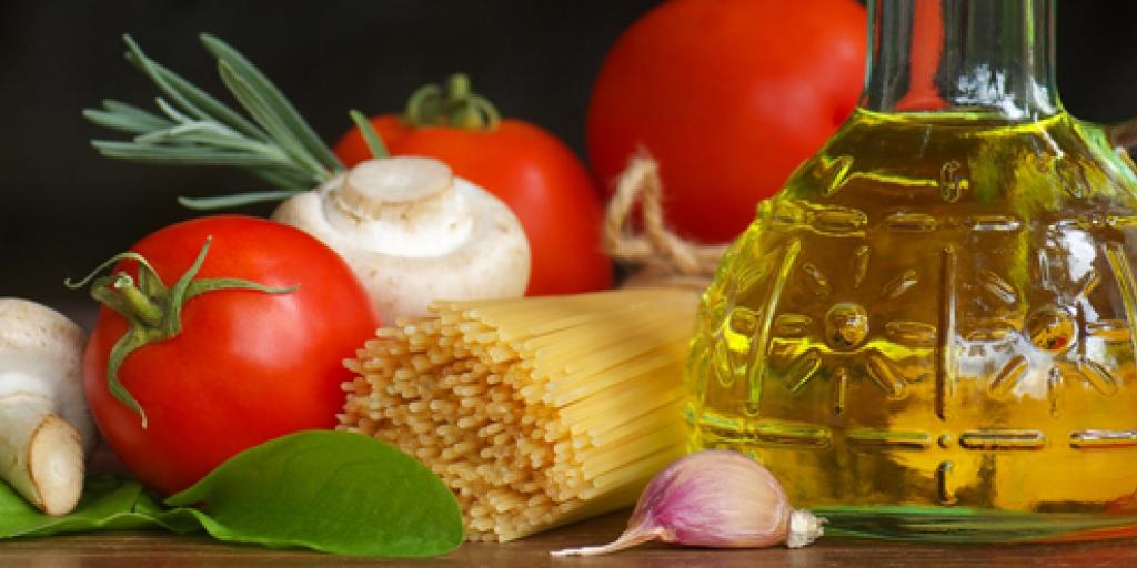pasta: spaghetti, olijfolie, tomaten, champignons en laurierblaadjes