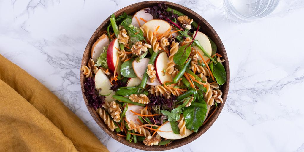 Pastasalade met appel en walnoten