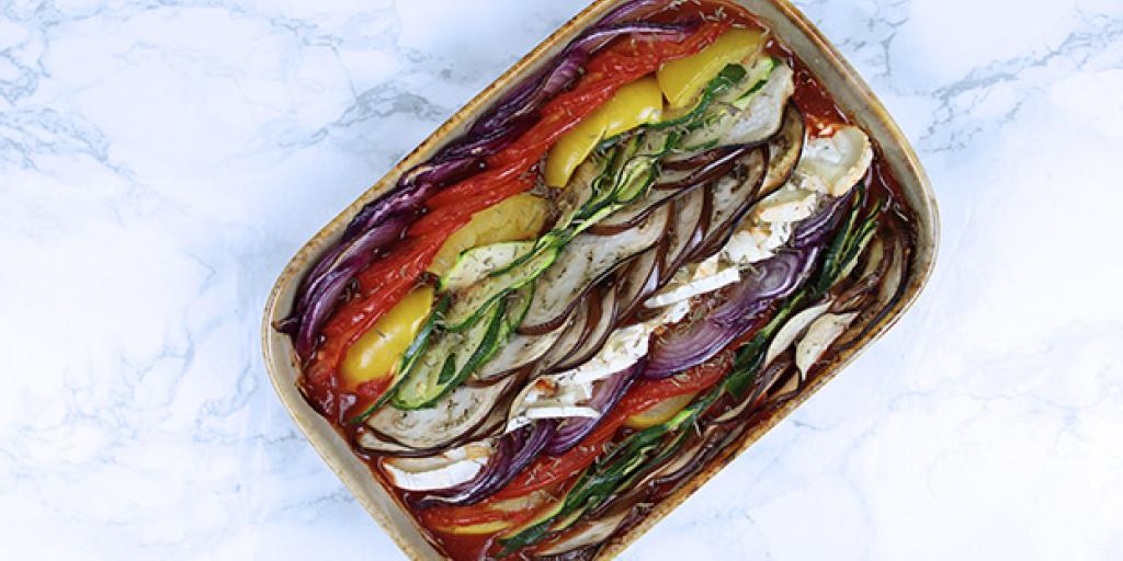 Gekleurde groente ovenschotel met geitenkaas