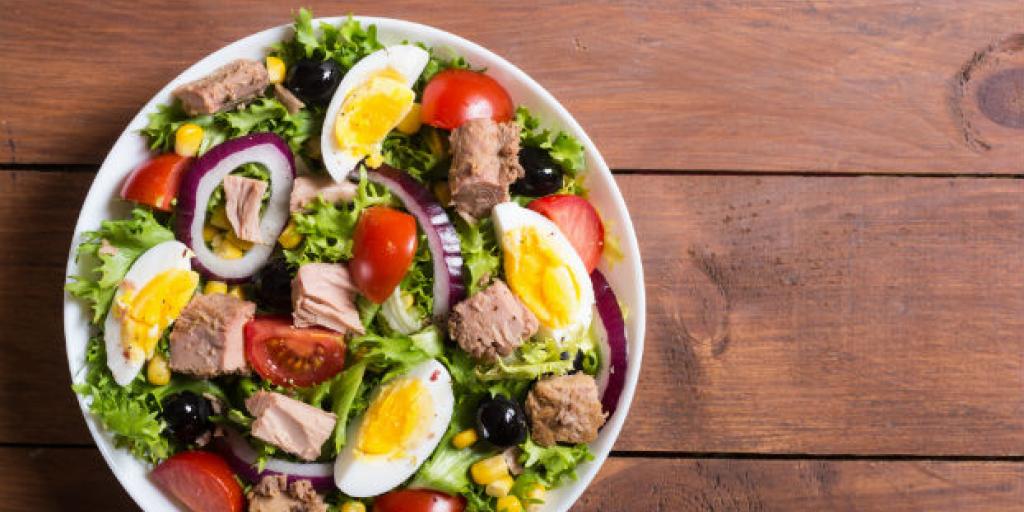 Salade met tonijn en olijven