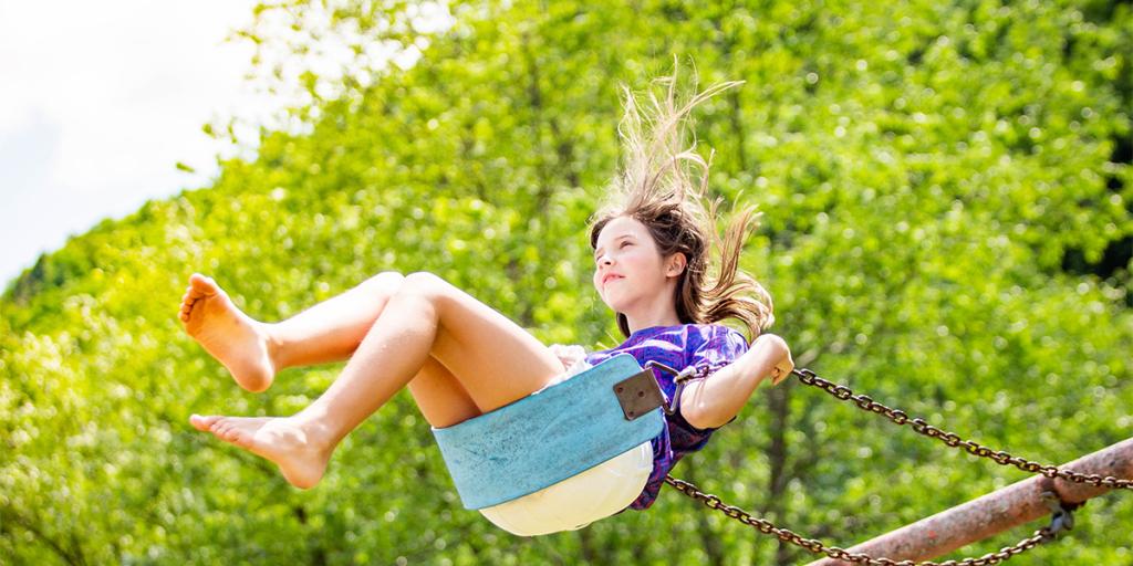 Foto van meisje op een schommel