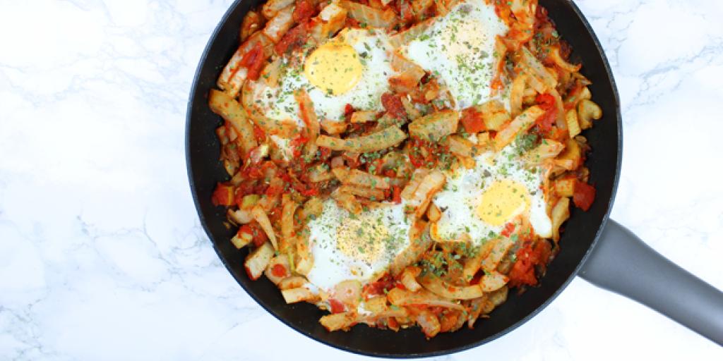 Foto Venkel Shakshuka: eenpansgerecht met venkeltomatensaus en 4 gestolde eieren