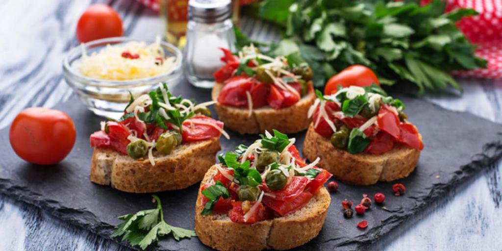 Bruchetta van stokbrood met tomaat