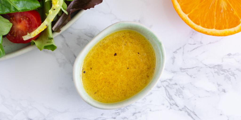 Foto van sinaasappel-gemberdressing in een witte schaal