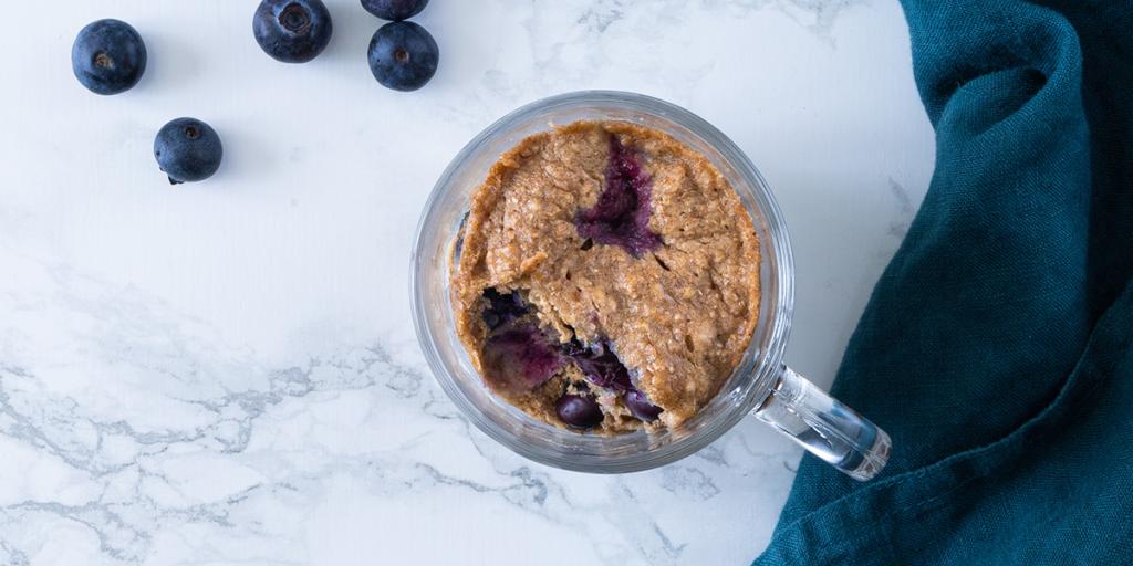 Mok met cake en bosbessen