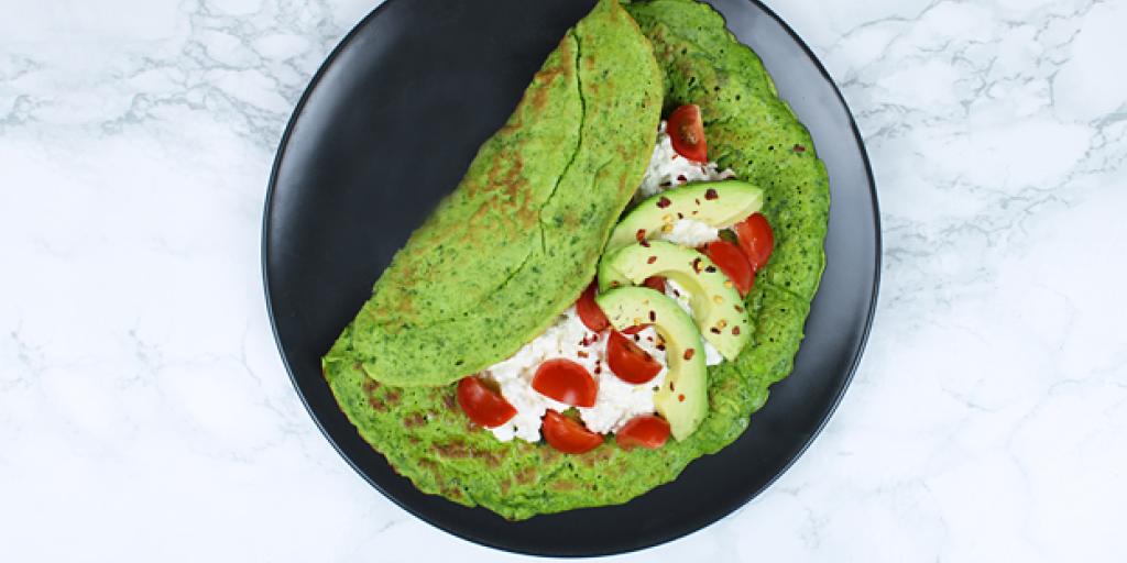Foto spinaziepannenkoeken belegd met hüttenkäse en avocadosalade