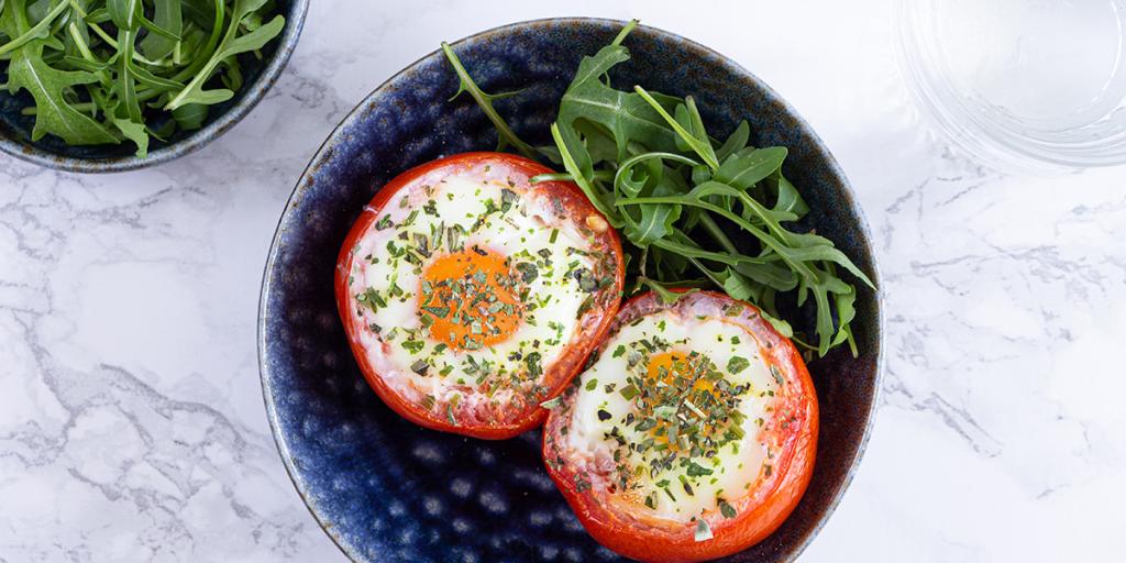 Tomaat gevuld met ei uit de oven