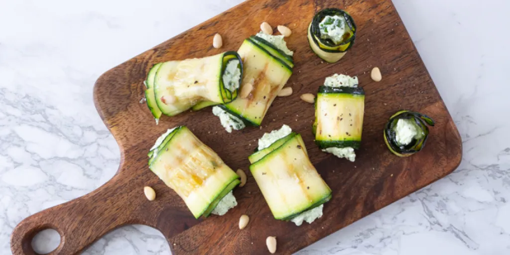 Courgetterolletjes met pesto