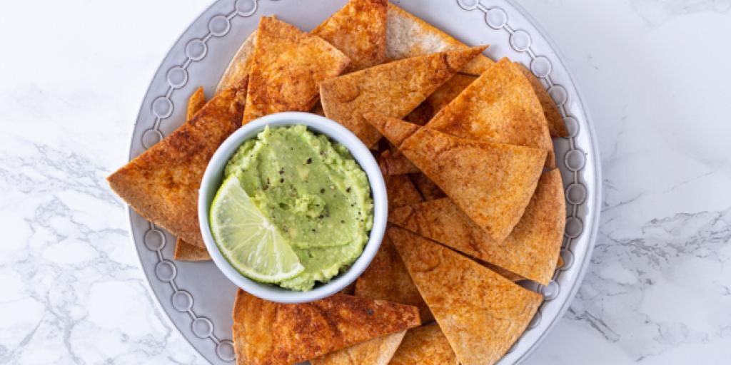 Volkoren tortillachips met avocadodip