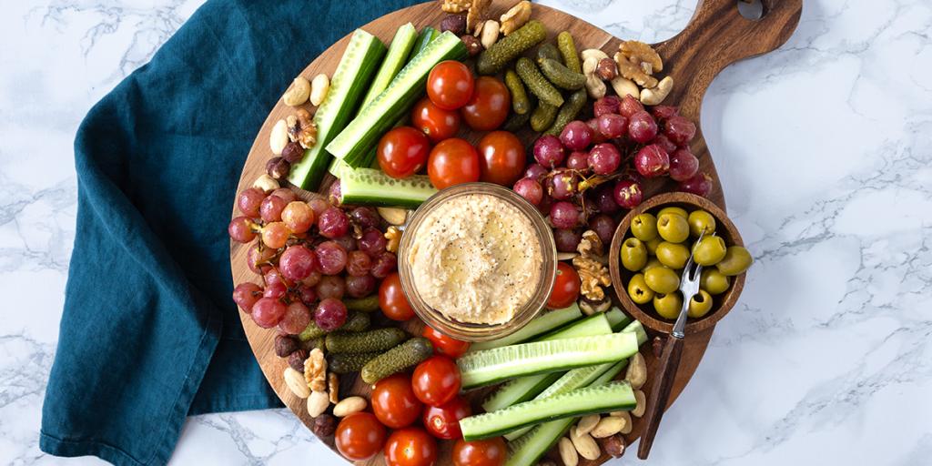 Borrelplank met geroosterde druiven en andere vegan ingrediënten